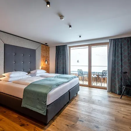 Hotel Das Zwolferhaus 4*