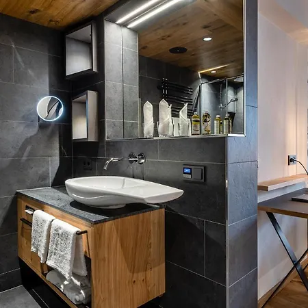 Hotel Das Zwolferhaus 4*